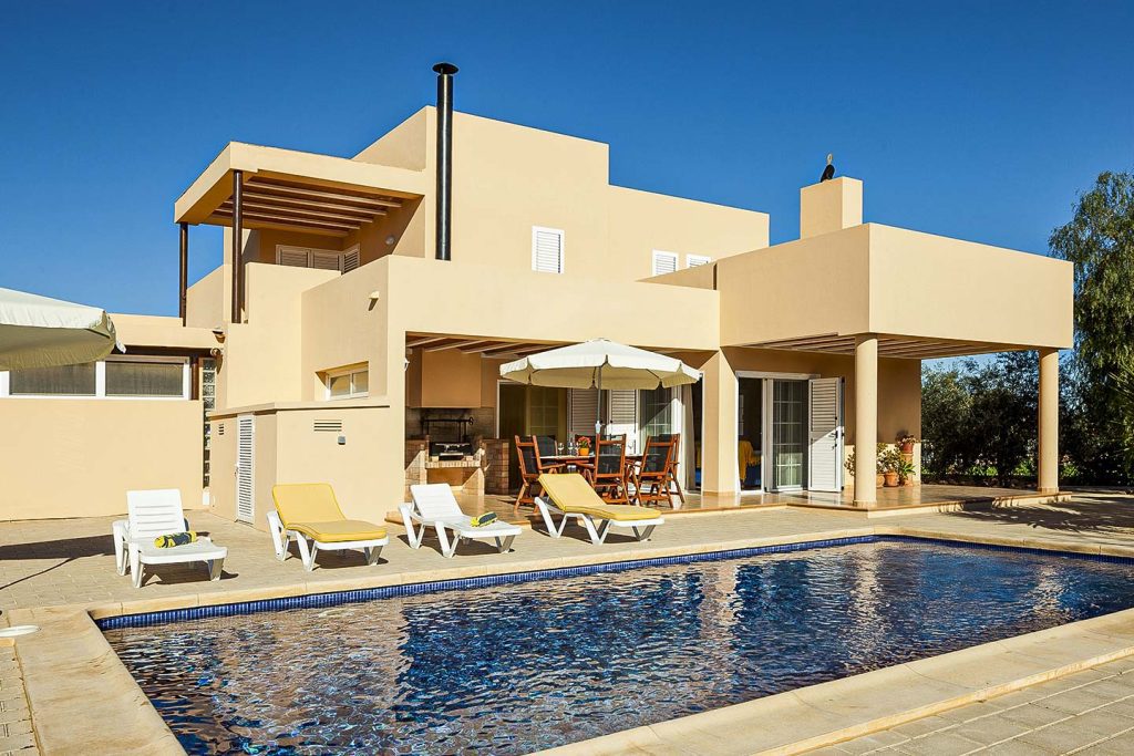 Modernes Haus mit Schwimmbad und Sonnenterrasse.