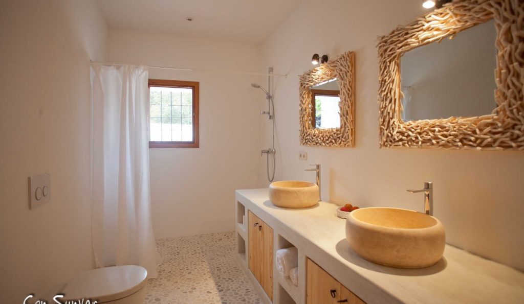 Modernes Badezimmer mit Doppelwaschbecken und Designerspiegel.